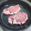 トマトソースで食べる「ポークソテー」（ほうれん草添え）の工程2