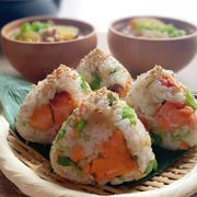 我が家のごちそう！鮭と天かす三つ葉のおにぎり