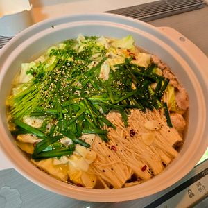 とよやんの作ってみた!投稿(豚バラとキャベツのにんにく塩鍋│旨みじゅわっと簡単スタミナ鍋)
