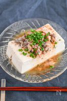 おつまみに！超簡単♪冷奴のオイルサーディンのせ