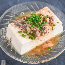 おつまみに！超簡単♪冷奴のオイルサーディンのせ