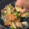 さっぱり旨塩♡ごはんがすすむ【鶏むねとネギの塩レモンソテー】の工程4