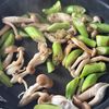 パパッと簡単！《オクラとしめじのやみつきガリバタ醤油炒め》の工程4