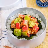 サラダスティックとアボカドのポキ丼風