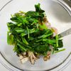 茹でて炒めて混ぜる「海老とほうれん草、舞茸の胡麻和え」の工程5