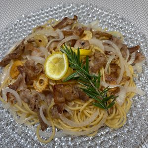 楽ラク手抜キッチン🐶🐾の作ってみた!投稿(真白玉ねぎとカリカリ豚バラの和風パスタ)