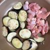 ワンパン10分♪【鶏ももとナスのチーズ焼き】の工程2