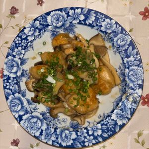 くまジィ70の作ってみた!投稿(【鶏むね肉ときのこのガリバタソテー】ご飯がどんどん進む✨)
