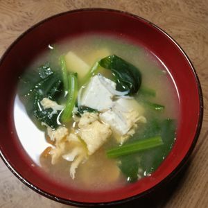 ももの作ってみた!投稿(カルシウムの吸収アップ！豆腐としらすの味噌汁)