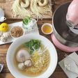 自家製中華麺と自家製スープの鶏団子入り塩ラーメン