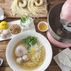 自家製中華麺と自家製スープの鶏団子入り塩ラーメン