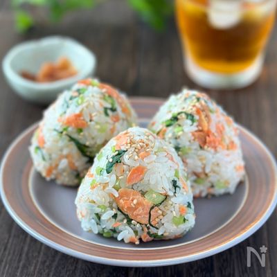 紅鮭と小松菜のさっぱり酢飯おにぎり