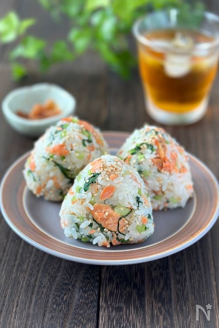 紅鮭と小松菜のさっぱり酢飯おにぎり