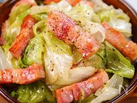 たっぷりレタスと焦がしベーコンの和風黒胡椒炒め😋