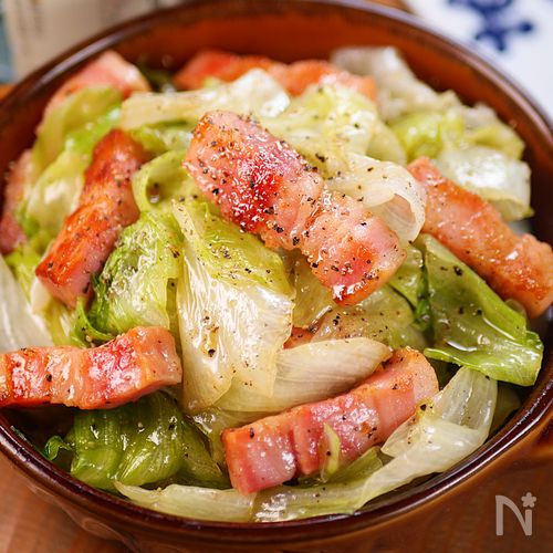 たっぷりレタスと焦がしベーコンの和風黒胡椒炒め😋