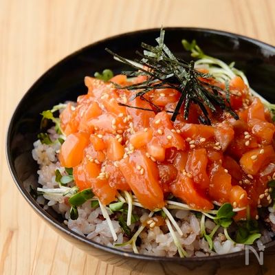 【やみつきスタミナサーモン漬け丼】晩酌や夜食にもおすすめ