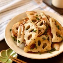 【食材2つで簡単】れんこんとちくわのからしバター炒め