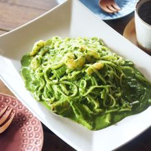 むき海老とほうれん草のハーブクリームグリーンパスタ