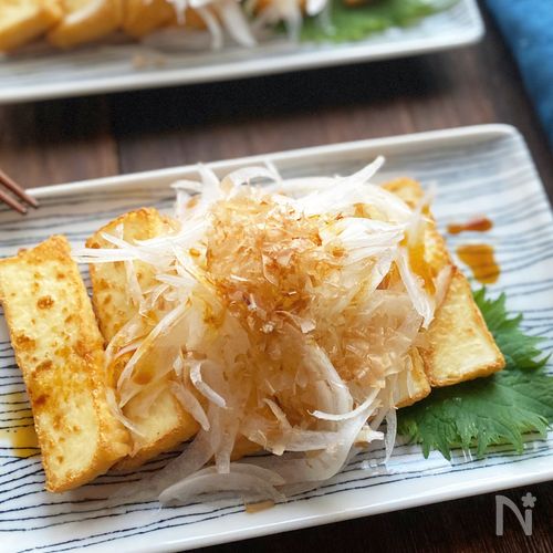 パパっと1品!焼き厚揚げの新玉ねぎのせ