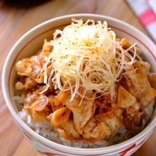 豚こまとニンニクのパワフル香味丼