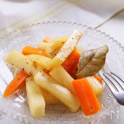 カリポリ止まらない。にんじんと大根のカレーピクルス