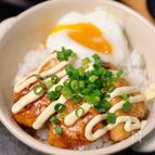 鶏むね肉で手軽に♪とろ卵を絡めて♡【照りたまマヨチキン丼】
