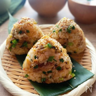 うまみたっぷり!鯖缶キムチの混ぜご飯でおにぎり