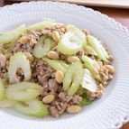 セロリと大豆の豚ひき肉セボリー炒め
