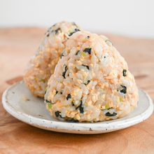 手軽に栄養補給！炒り卵のおかかおにぎり