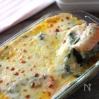 サラっと食べられる♡鮭とほうれん草の和風ヘルシーグラタン