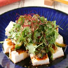 ピリ辛ドレッシングが美味♪パクチー豆腐サラダ