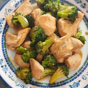 ひろんの作ってみた!投稿(むね肉で作る｢ブロッコリーのオイマヨ炒め｣)