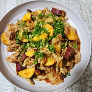 とももの作ってみた!投稿(【さつまいもときのこの豚キムチ炒め】ご飯が進む秋おかず！)