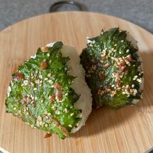 暖かい日に食べたくなる！大葉の梅めんつゆ漬けおにぎり