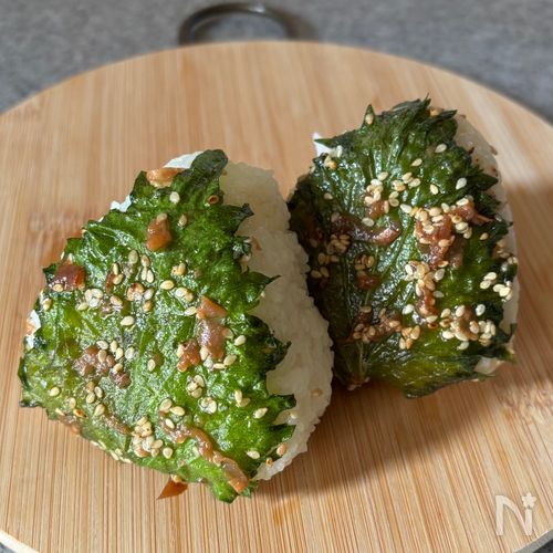 暖かい日に食べたくなる！大葉の梅めんつゆ漬けおにぎり