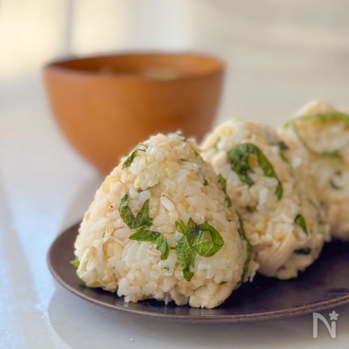 【タンパク質がとれる】ささみと大葉のごま油香るおにぎり