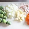 旨味ぎっしり♡【芽キャベツのコンソメスープ】の工程1