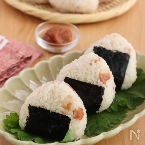 白だし仕立ての梅バターおにぎり