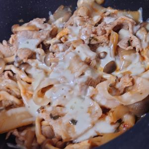 赤タオルの作ってみた!投稿(包丁いらず♪旨味ましまし♪『豚バラと舞茸のキムチーズ焼き』)