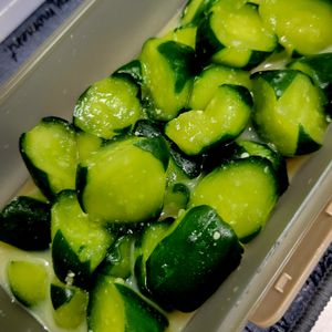 ヴェルの作ってみた!投稿(あったかご飯に🍚ポリポリきゅうりのにんにく味噌漬け😘🥒)