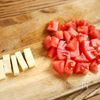 【トマトとチーズのだし巻き卵】和と洋の中間な味わい！の下準備