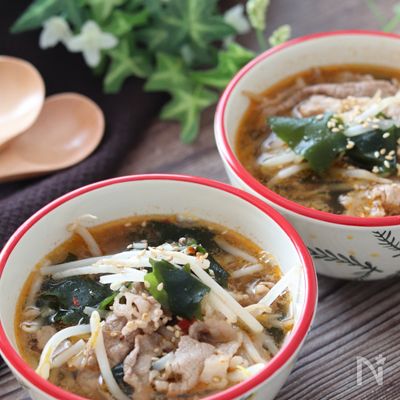 食べる大満足スープ♡牛こまともやしとわかめのピリ辛中華スープ