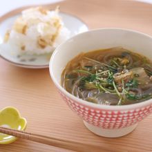 豆苗と豚キムチの春雨スープ