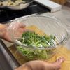 豆苗と蓮根の旨辛サラダの工程2