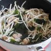 爆速！10分で完成【豚こまもやしのやみつき炒め】の工程2