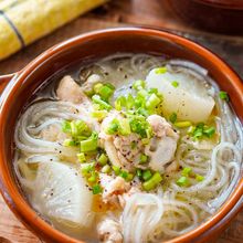 鶏肉の旨味で簡単絶品スープ！手羽元と大根のスープ