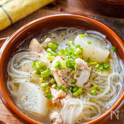 鶏肉の旨味で簡単絶品スープ！手羽元と大根のスープ