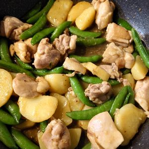 ヒラメの作ってみた!投稿(10分で胃袋掴む！＼新じゃがと鶏肉の粒マス炒め／)