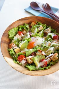 シェイブドアボカドとチキンのシーザーサラダ
