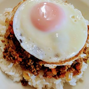 まゆのの作ってみた!投稿(【濃熟こく旨ドライカレー】焼肉のたれで時短簡単)